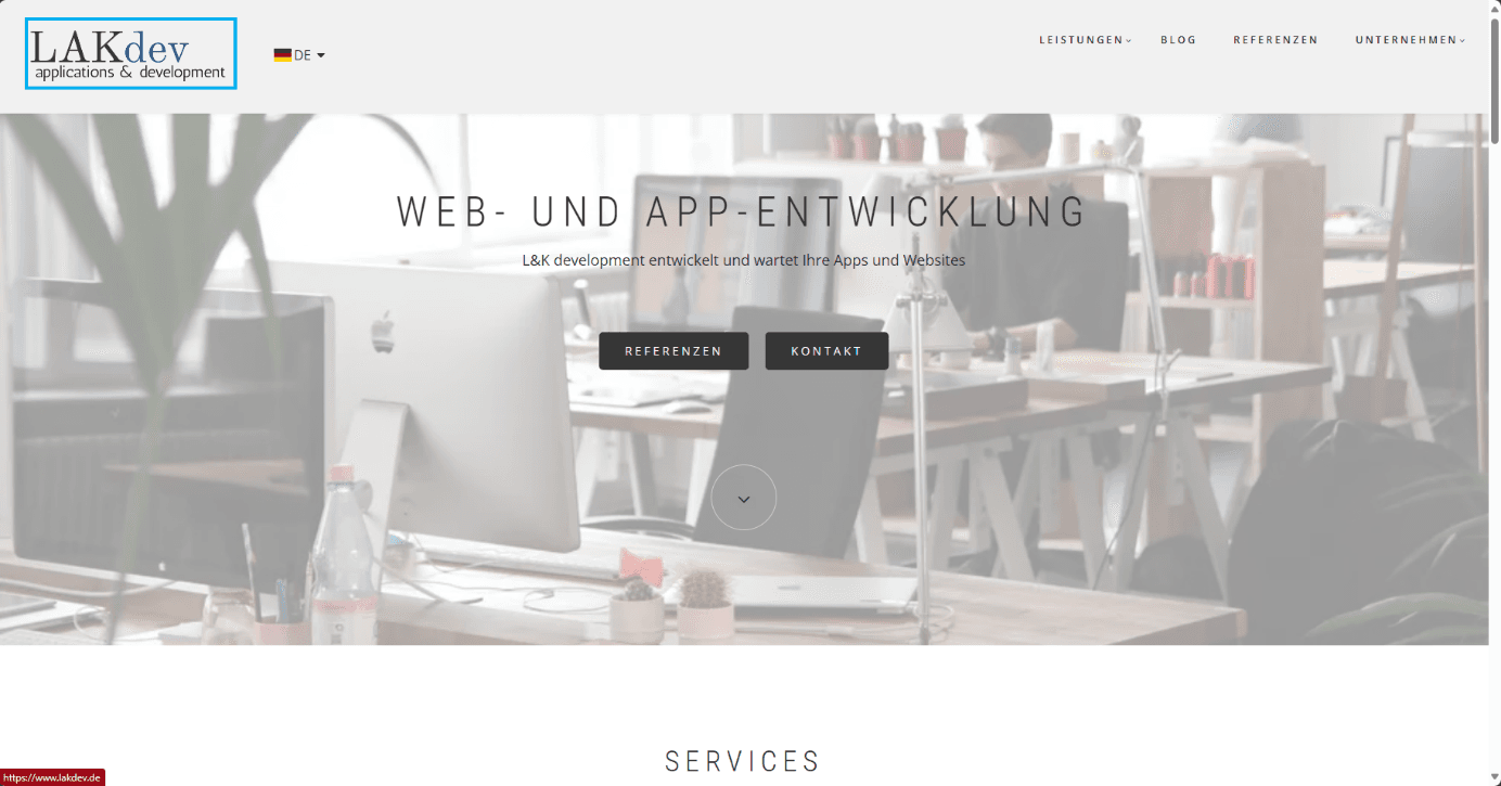 Der Screenreader von Windows 11 zeigt den Fokus durch einen blauen Kasten.